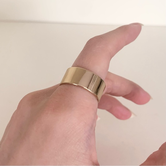 Thick gold band ring comes in a pouch - Picture 8 of 12